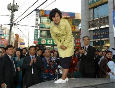 8일 자신의 지역구(광진을)를 방문한 추미애 민주당 선대위원장이 자양동 사거리 유세에 앞서 유권자들에게 인사를 하고 있다. ⓒ2004 김기 